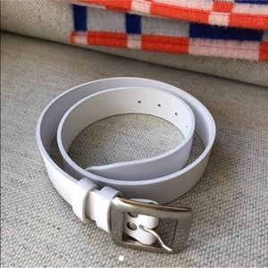 Chic white belt